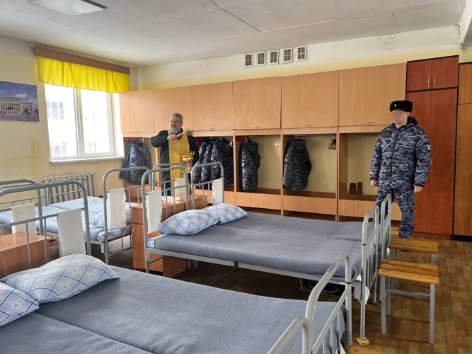 В Калининграде настоятель храма Георгия Победоносца провел церемонию освящения специального моторизованного полка Росгвардии 