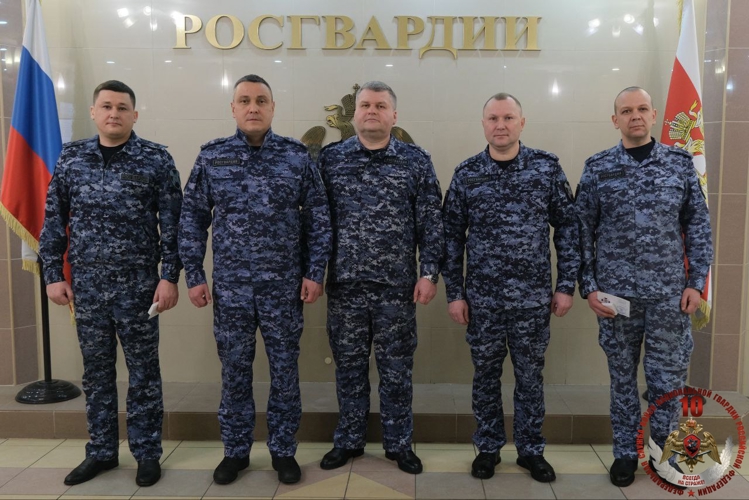 В Калининграде заместитель командующего Северо-Западным округом Росгвардии вручил отличившимся росгвардейцам ведомственные  награды