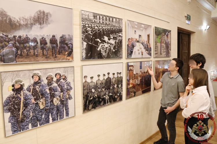 В Калининградском историко-художественном музее состоялось открытие фотовыставки, посвященной 10-летию образования войск национальной гвардии Российской Федерации