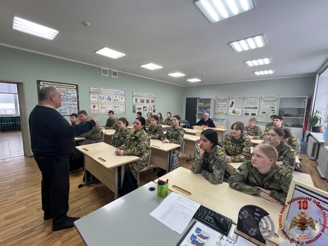 В Калининградской области председатель ветеранской организации Росгвардии провел урок мужества для кадет из подшефного класса