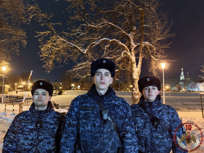 В Калининграде росгвардейцы пришли на помощь пожилому мужчине, которому внезапно стало плохо на улице (видео)