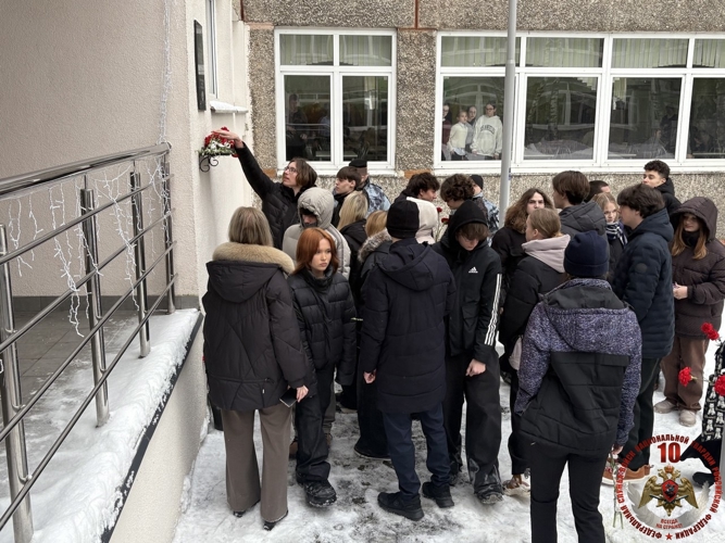 Сотрудники ОМОН «Град» Управления Росгвардии по Калининградской области  провели уборку мемориальных досок погибших сотрудников подразделения