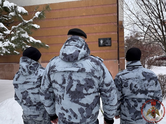 Сотрудники ОМОН «Град» Управления Росгвардии по Калининградской области  провели уборку мемориальных досок погибших сотрудников подразделения