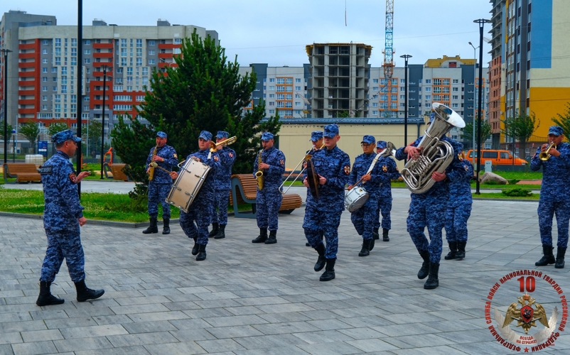 Музыканты военного оркестра специального моторизованного полка Северо-Западного округа Росгвардии отмечают профессиональный праздник 