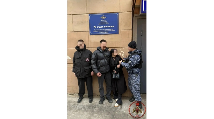 Росгвардейцы задержали нетрезвых туристов из Калининграда, забравшихся на крышу одного из домов в центре Петербурга 