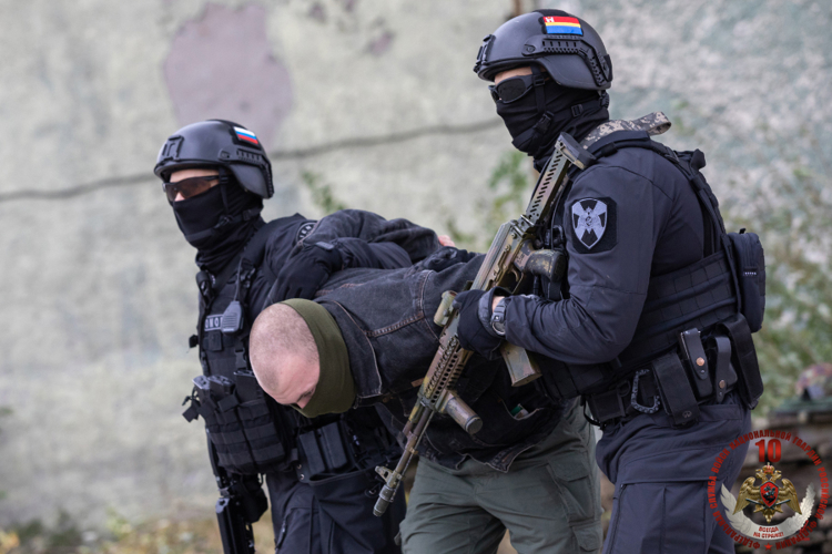 В Калининграде при содействии ОМОН «Град» Росгвардии задержан подозреваемый в похищении человека (видео)
