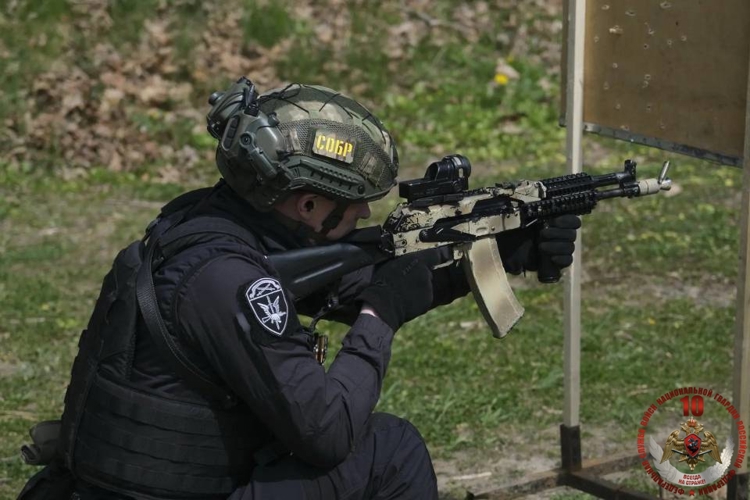 Сотрудники ОМОН и СОБР калининградской Росгвардии прошли испытания на право ношения знака отличия спецподразделений
