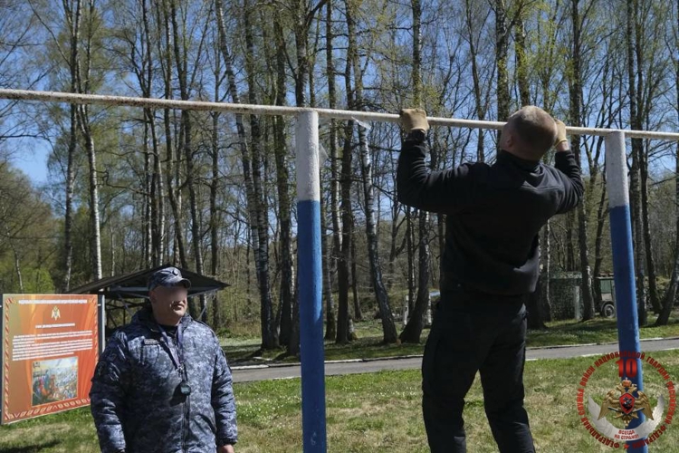 Сотрудники ОМОН и СОБР калининградской Росгвардии прошли испытания на право ношения знака отличия спецподразделений