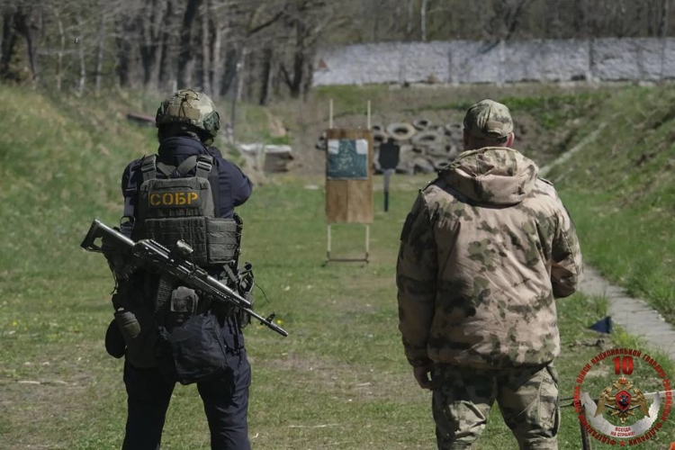 Сотрудники ОМОН и СОБР калининградской Росгвардии прошли испытания на право ношения знака отличия спецподразделений