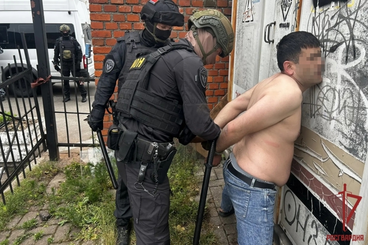 В Калининграде при содействии ОМОН «Град» Росгвардии задержаны подозреваемые в нарушении общественного порядка (видео)