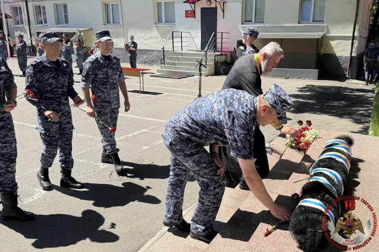 В День памяти и скорби военнослужащие и сотрудники калининградской Росгвардии приняли участие во Всероссийской акции «Свеча памяти»