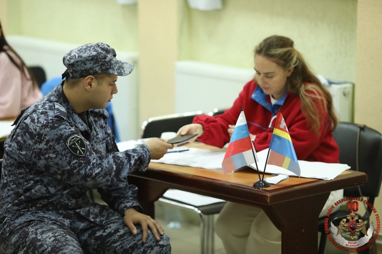 Военнослужащие и сотрудники Росгвардии по Калининградской области продолжают принимать участие в голосовании